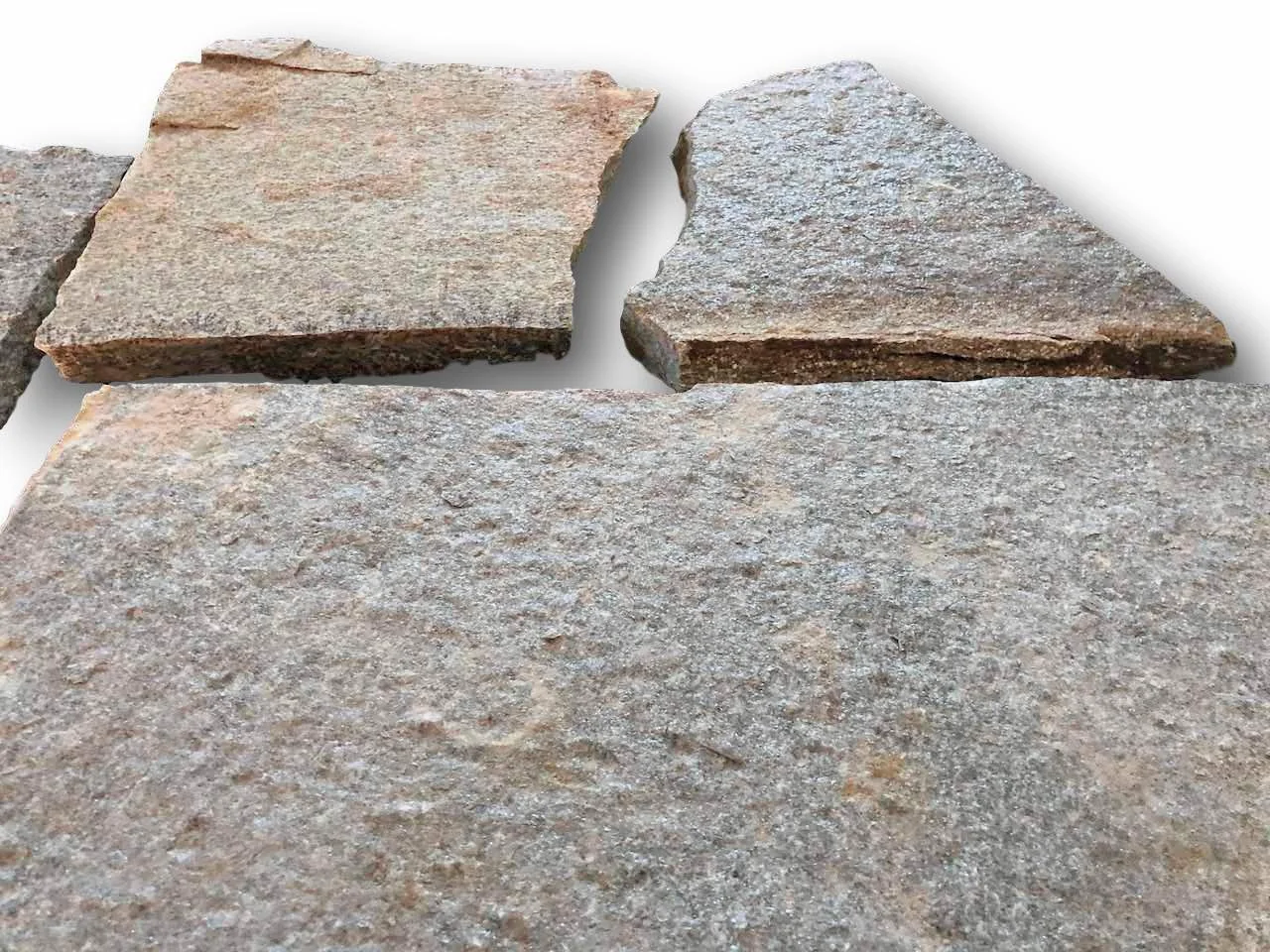 Dettaglio di lastre irregolari in pietra di Luserna a spacco naturale